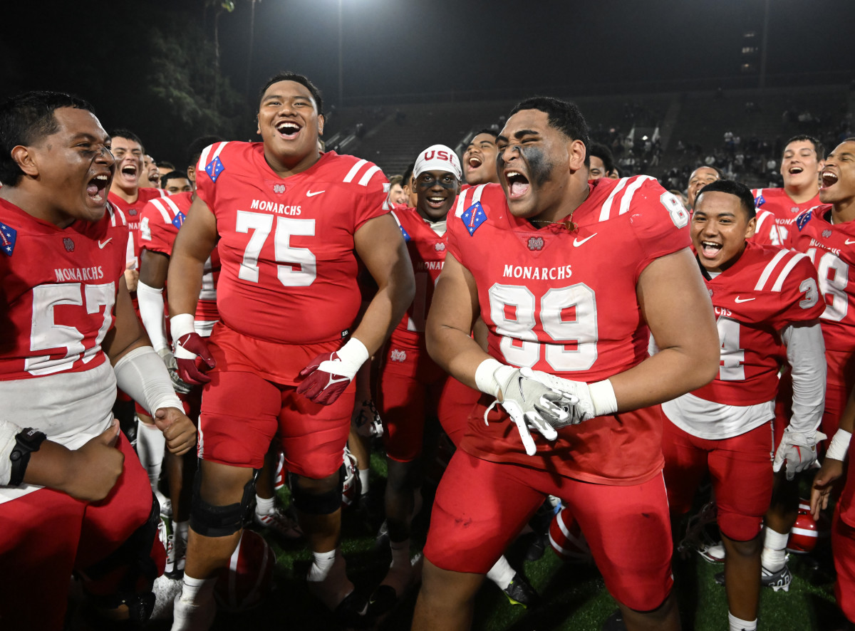 Mater Dei football